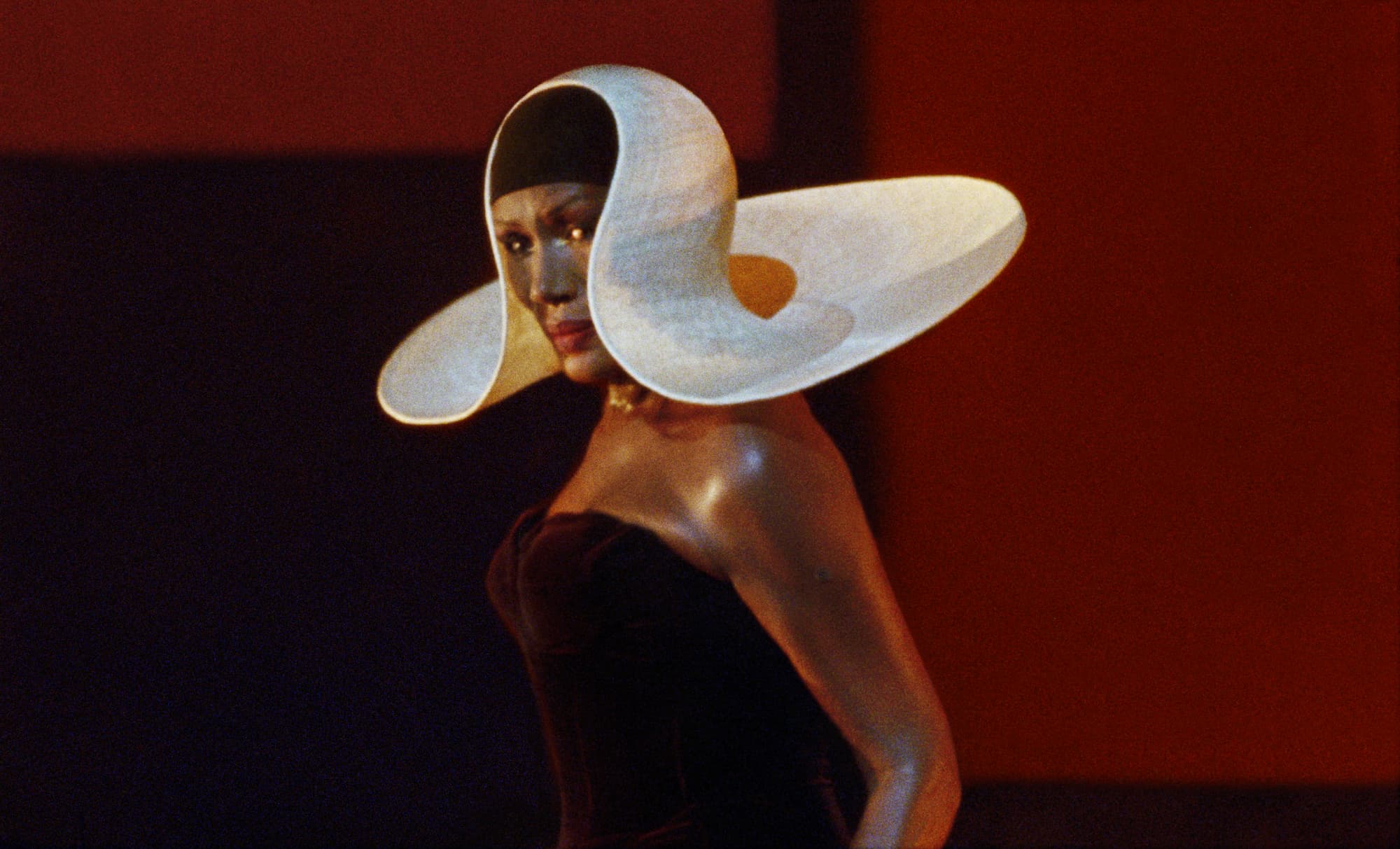 GJ_Pic13 Grace hat red stage side